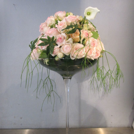 Rosenkugeln in hohen Glasvasen (1)