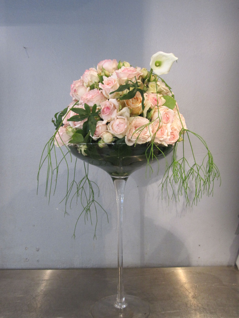 Rosenkugeln in hohen Glasvasen (1)
