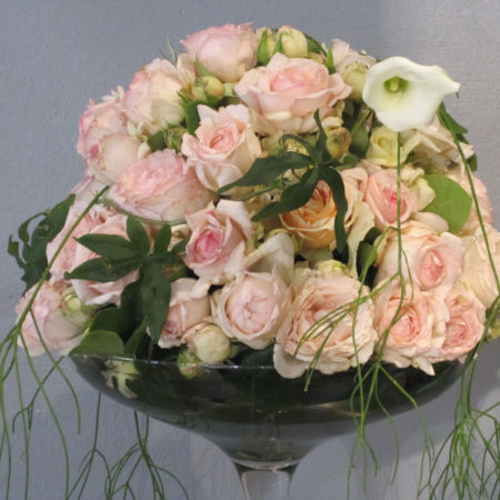 Rosenkugeln in hohen Glasvasen (2)