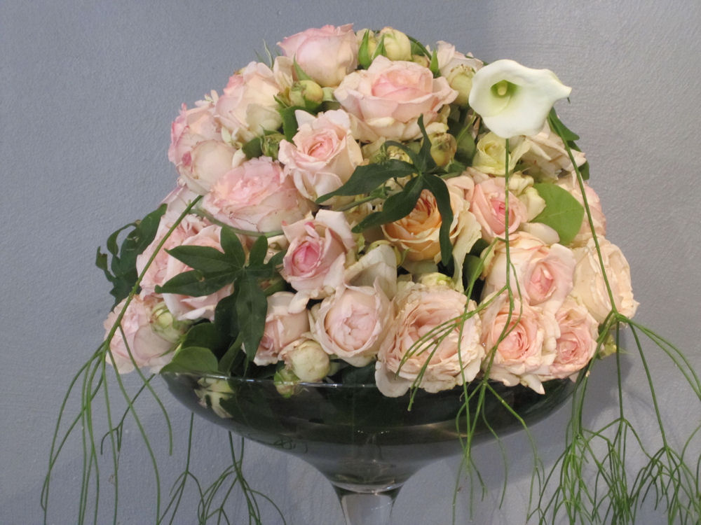Rosenkugeln in hohen Glasvasen (2)
