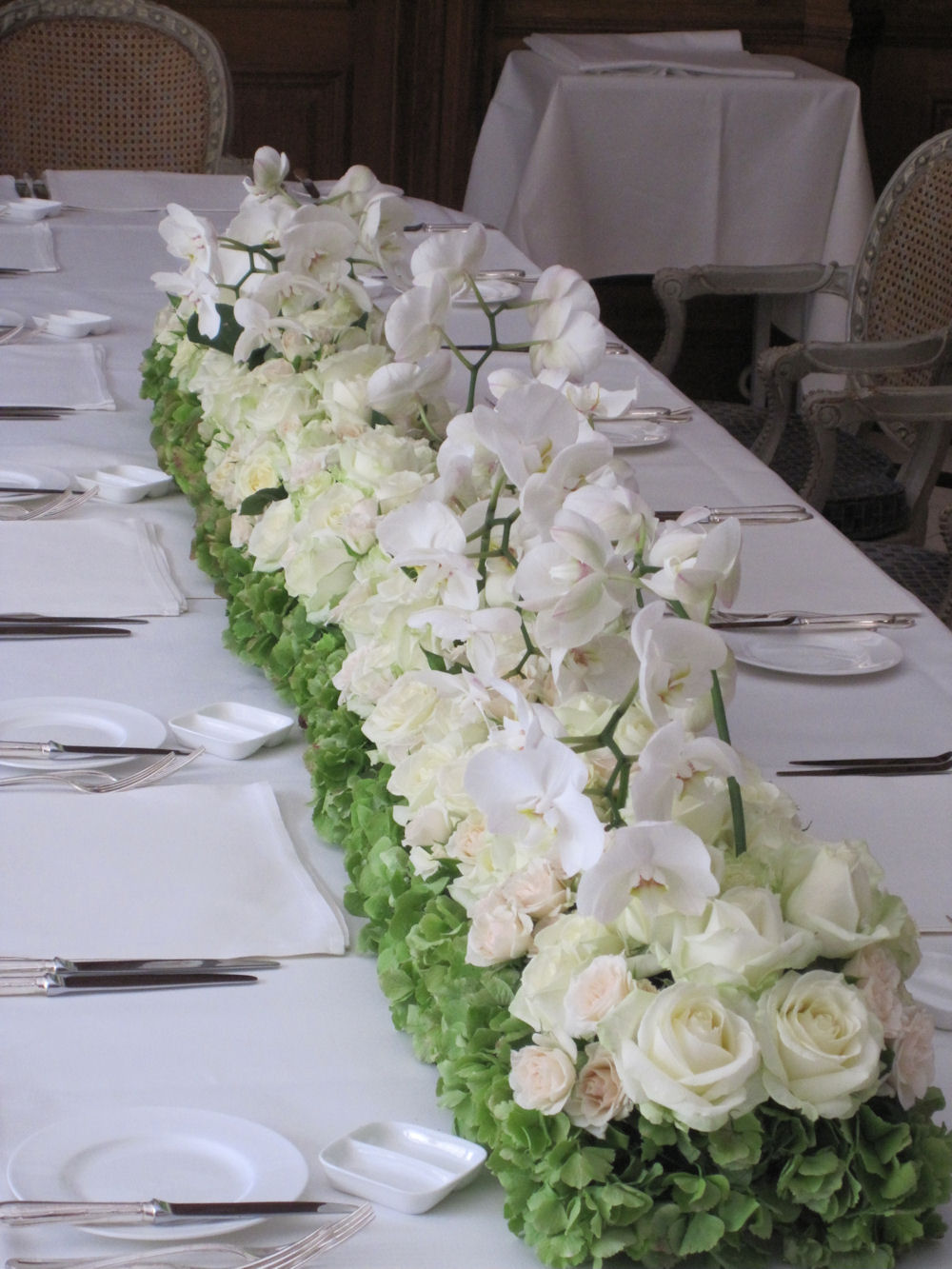 Tischfries weiße Rosen und Orchideen (1)