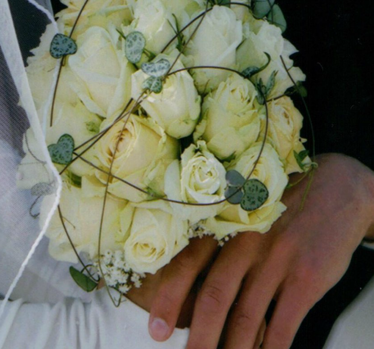 Brautstrauss-weisse-Rosen-Hochzeit