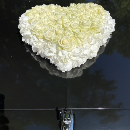 Autoherz weiße Rosen und Hortensien